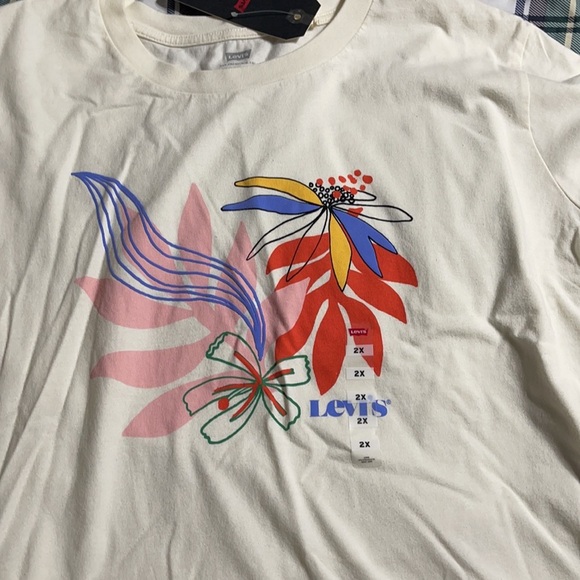 NWT women’s Levi’s graphic tshirt 2X - Picture 2 of 5